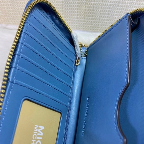 Michael Kors wristlet phone holder and wallet - Picture 3 of 4